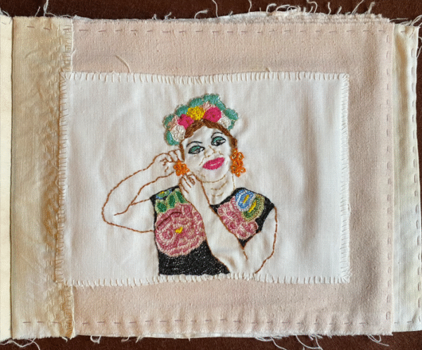 Felina Santiago, mayordoma de la 40ª Vela Muxe de las Auténticas Intrépidas Buscadoras del Peligro. Anki Borja, 2025.